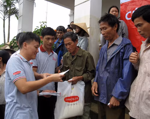 Phó Tổng Giám đốc Cty Dai-ichi Life Việt Nam Trần Đình Quân trao quà cho người dân xã Hương Đô, Hương Khê 