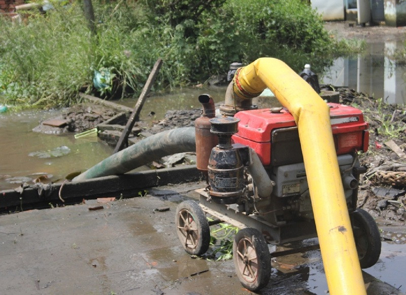 Máy bơm bơm nước ra ngoài chống ngập cho dân