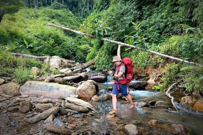 Anh Trần Trung Kiên (42 tuổi, Hà Nội) và nhóm bạn mất gần 7 tiếng trekking để lên đến đỉnh K'lang. "Tôi thấy như lạc vào một thế giới siêu thực. Dù đã nhiều lần leo núi, băng rừng, nhưng với tôi đây là cánh rừng đầu tiên mang lại cảm giác được trở về nguyên bản. Cảnh quan này không phải khu rừng nào cũng có được", Trung Kiên chia sẻ.