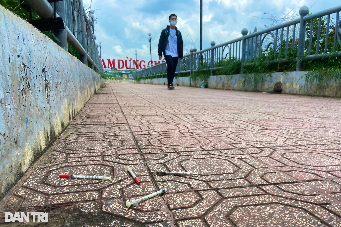 Tại cầu bộ hành trước khu du lịch Suối Tiên, kim tiêm vương vãi trên lối đi bộ (Ảnh: Hoàng Hướng). Tại cầu bộ hành trước khu du lịch Suối Tiên, kim tiêm vương vãi trên lối đi bộ (Ảnh: Hoàng Hướng).