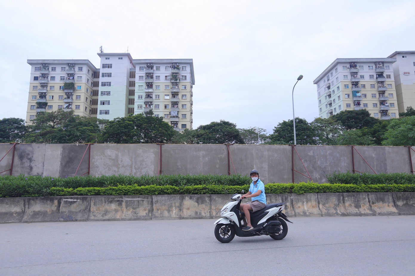 Người dân phải đi xa thêm 2-3km để có thể qua được bên kia đường.