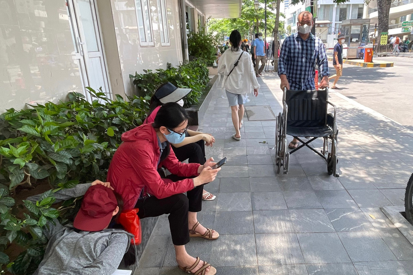 Tại khu vực bệnh viện, nhiều bệnh nhân, người nhà đã ra các hành lang, gốc cây để tránh nắng nóng, oi bức. Tại khu vực bệnh viện, nhiều bệnh nhân, người nhà đã ra các hành lang, gốc cây để tránh nắng nóng, oi bức.