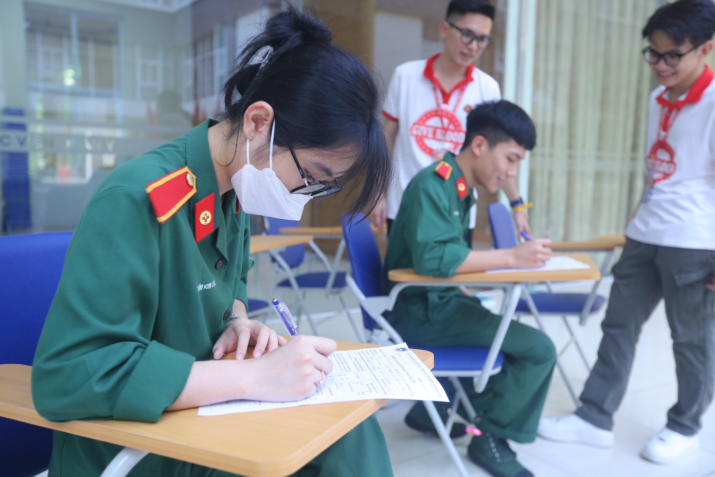 Các bạn trẻ Quân đội đăng ký thông tin hiến máu.