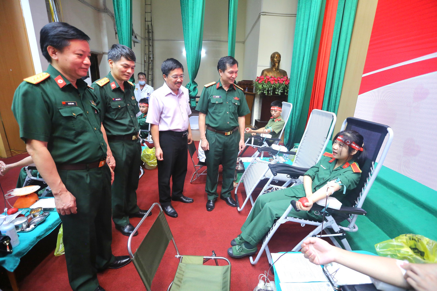 "Mỗi giọt máu của đoàn viên thanh niên Học viện Quân y hôm nay cho đi là tấm lòng, nghĩa cử cao đẹp, tinh thần trách nhiệm lớn lao với cộng đồng xã hội, xứng đáng với danh hiệu Bộ đội Cụ Hồ. Tuổi trẻ Học viện Quân y nguyện sát cánh cùng tuổi trẻ Quân đội, tuổi trẻ cả nước xung kích, tình nguyện vì cuộc sống cộng đồng, thực hiện đúng thông điệp: “Mỗi giọt máu cho đi, một cuộc đời ở lại”. Thông điệp đó vừa chứa đựng ý nghĩa nhân văn sâu sắc, đồng thời cũng là mệnh lệnh của trái tim mỗi đoàn viên thanh niên Học viện Quân y hôm nay”, Đại tá Doãn Văn Mậu, Phó Chủ nhiệm Chính trị Học viện Quân y chia sẻ.