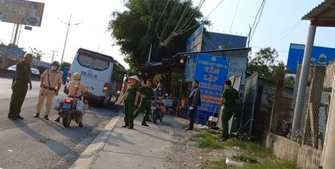 Cơ quan chức năng khám nghiệm hiện trường vụ việc. Cơ quan chức năng khám nghiệm hiện trường vụ việc.