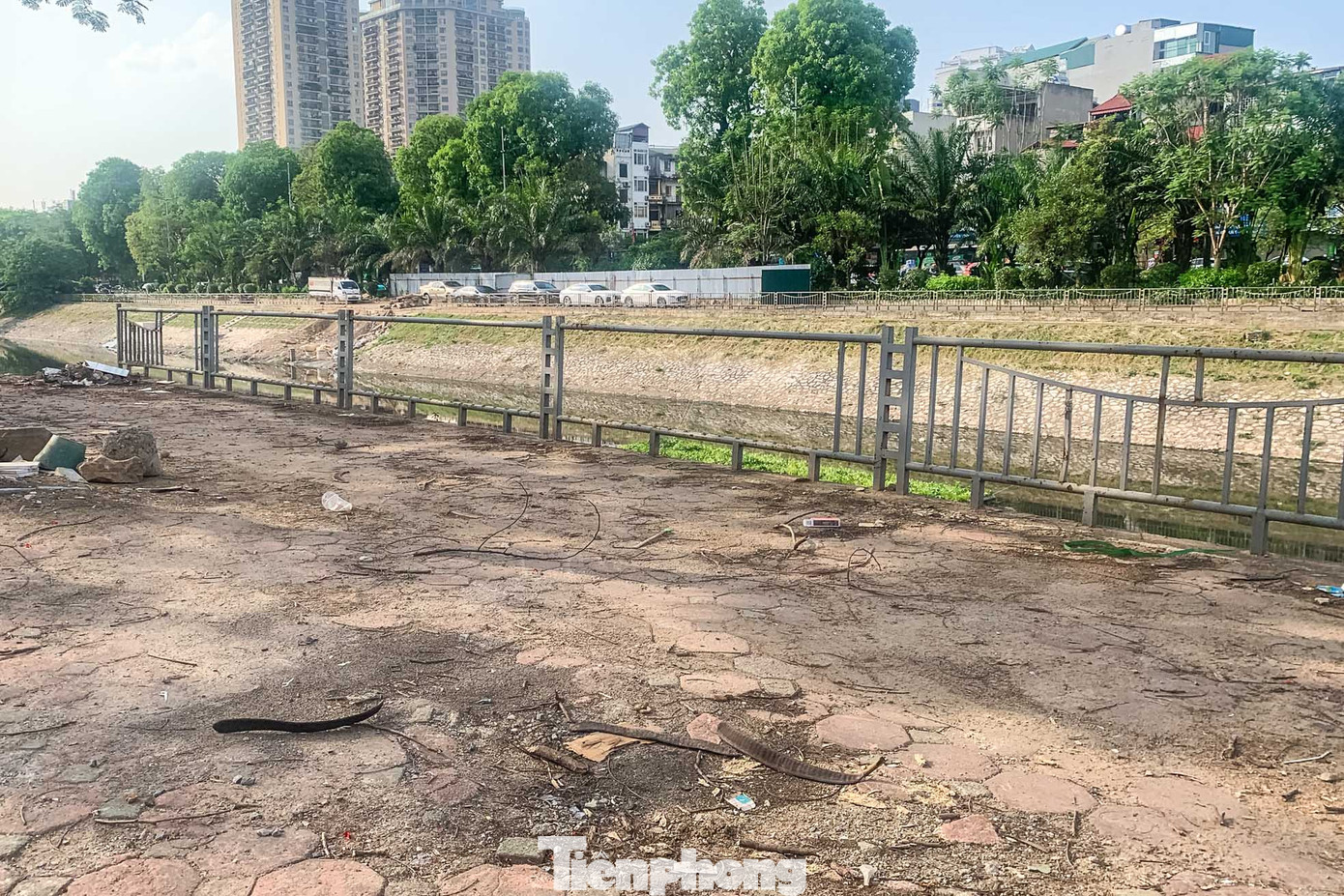 Dọc sông Tô Lịch, xuất hiện rất nhiều đoạn lan can xiêu vẹo, gãy ngang, hư hại nghiêm trọng. Dọc sông Tô Lịch, xuất hiện rất nhiều đoạn lan can xiêu vẹo, gãy ngang, hư hại nghiêm trọng.