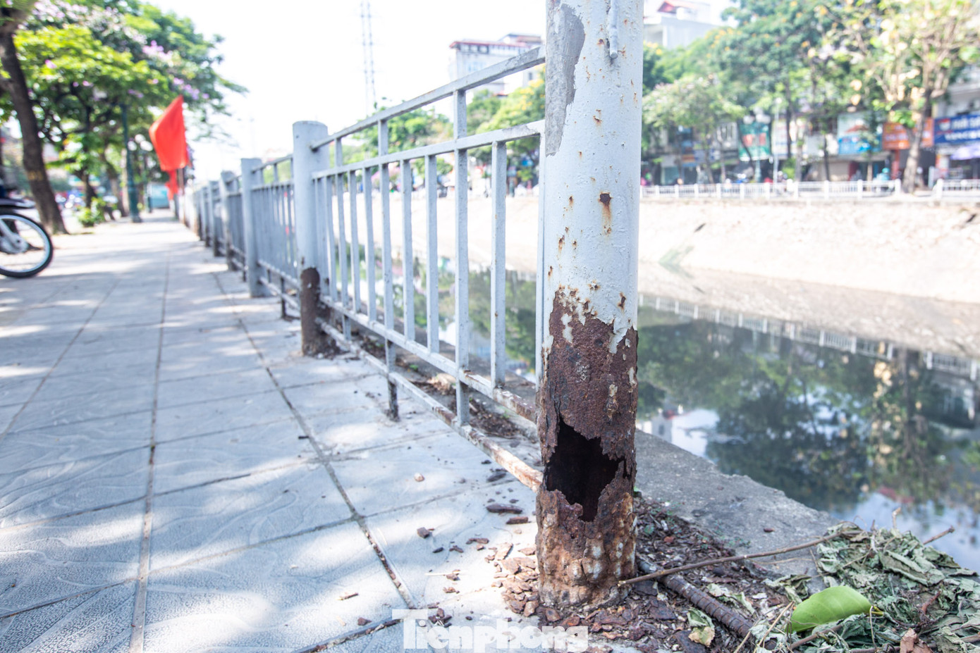 Nhiều trụ lan can cho thấy dấu hiệu hư hỏng, hoen gỉ, xuống cấp trầm trọng. Nhiều trụ lan can cho thấy dấu hiệu hư hỏng, hoen gỉ, xuống cấp trầm trọng.