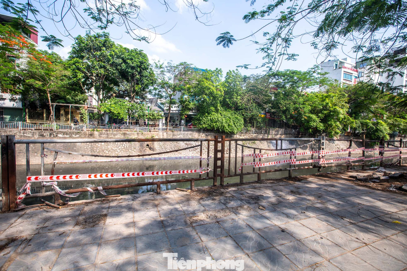 Tình trạng diễn ra tương tự tại sông Sét (quận Hoàng Mai), phần lan can đã bị hoen gỉ, xuống cấp trầm trọng. Tình trạng diễn ra tương tự tại sông Sét (quận Hoàng Mai), phần lan can đã bị hoen gỉ, xuống cấp trầm trọng.