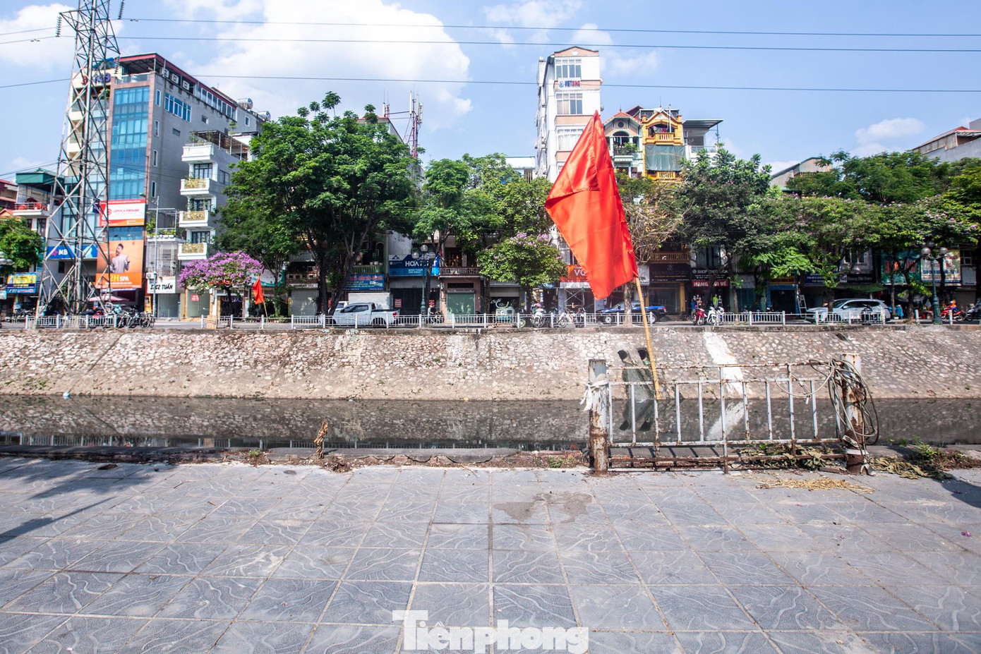 Phần đoạn lan can dọc sông Kim Ngưu đã không còn. Phần đoạn lan can dọc sông Kim Ngưu đã không còn.