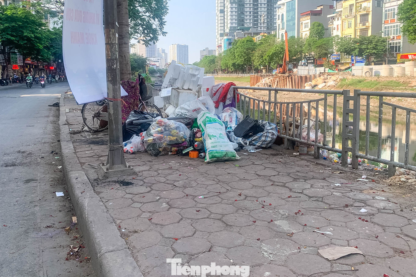 Rác thải, vật liệu xây dựng được chất đống trên vỉa hè cạnh lan can bị hư hỏng. Rác thải, vật liệu xây dựng được chất đống trên vỉa hè cạnh lan can bị hư hỏng.