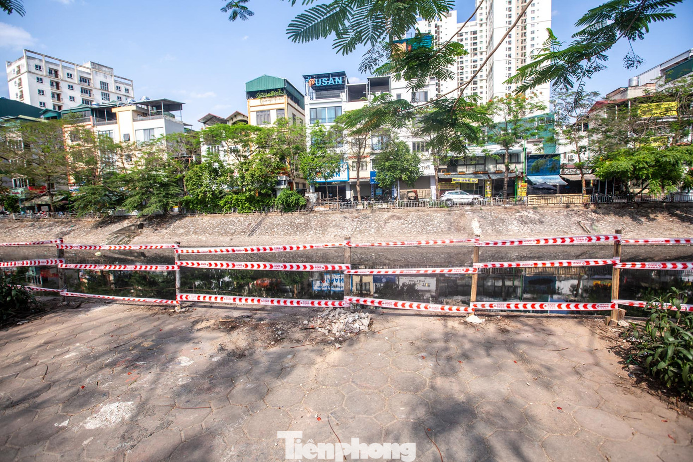 Không thấy ai đến sửa chữa, người dân tự gia cố bằng cách chăng dây. Không thấy ai đến sửa chữa, người dân tự gia cố bằng cách chăng dây.