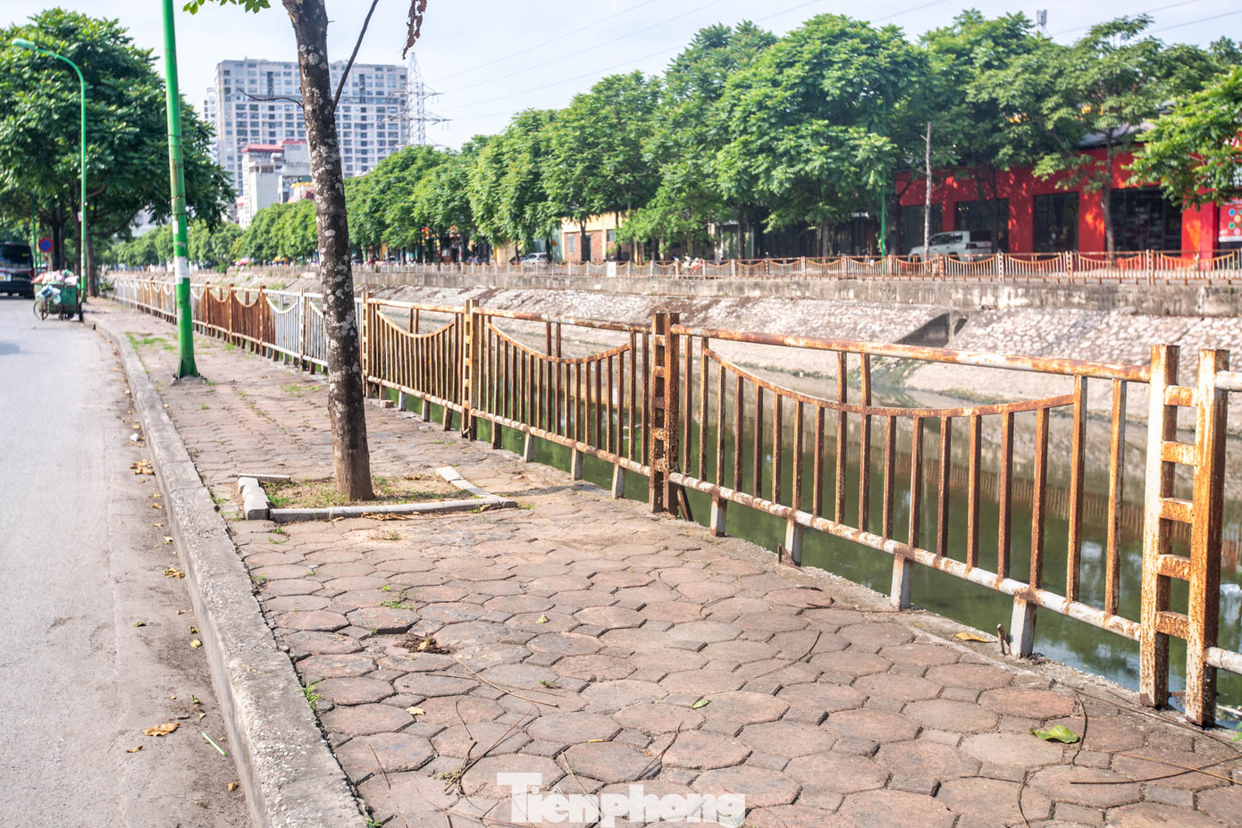 Lan can hư hại nặng do hoen gỉ. Lan can hư hại nặng do hoen gỉ.