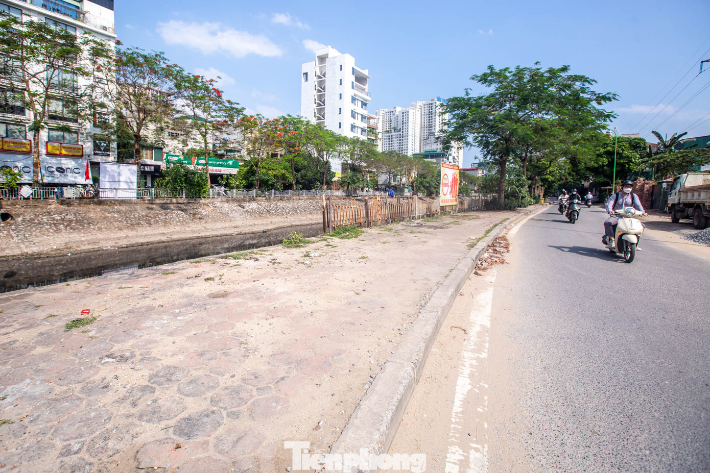 Một đoạn dài lan can "biến mất". Một đoạn dài lan can "biến mất".