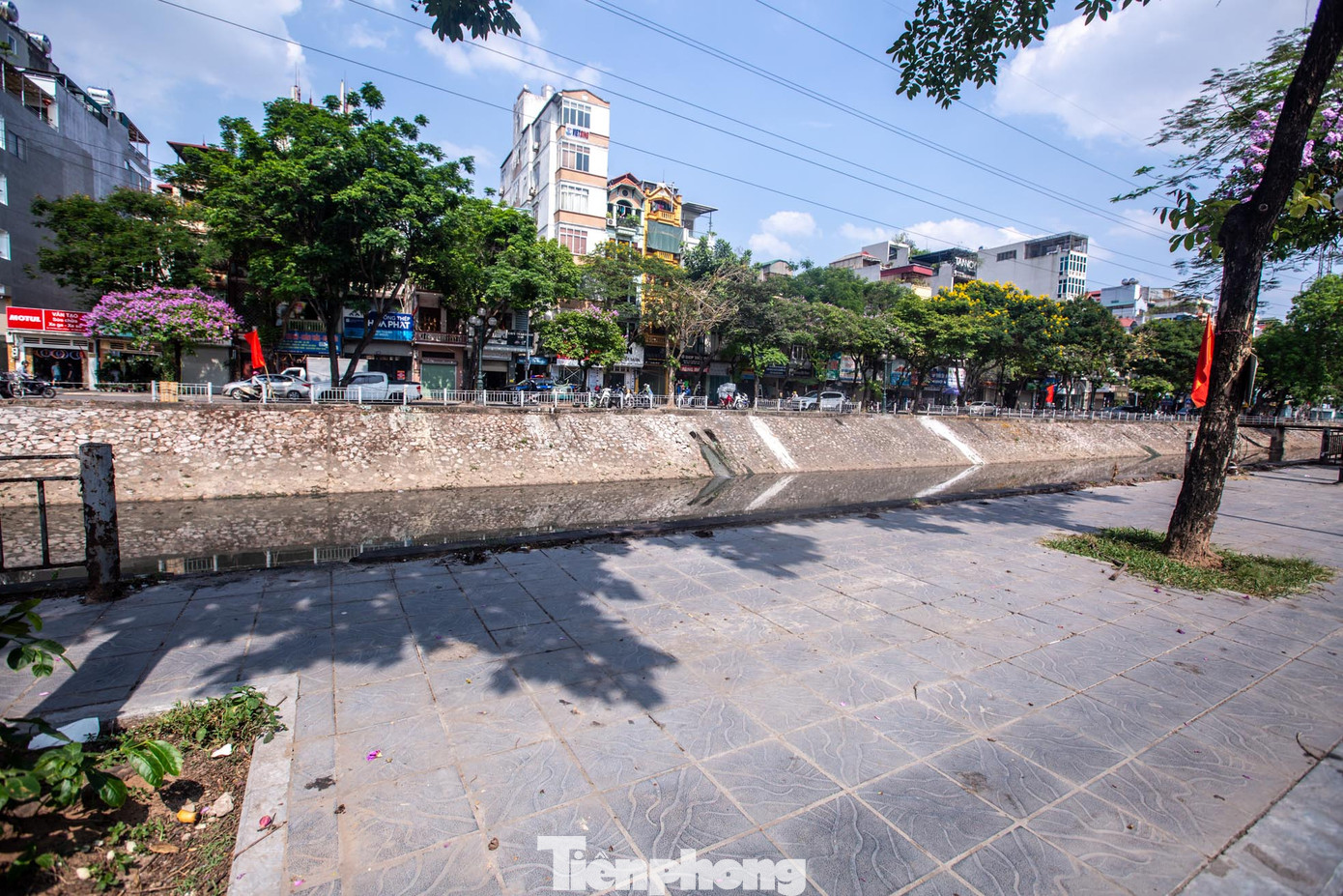 Hầu hết những con sông chảy trong nội thành như sông Tô Lịch, sông Kim Ngưu, sông Lừ, sông Sét .... đều lắp đặt hệ thống lan can dọc theo chiều dài bờ sông. Tuy nhiên phần lan can này đều đã bị xuống cấp, hư hỏng nghiêm trọng. Hầu hết những con sông chảy trong nội thành như sông Tô Lịch, sông Kim Ngưu, sông Lừ, sông Sét .... đều lắp đặt hệ thống lan can dọc theo chiều dài bờ sông. Tuy nhiên phần lan can này đều đã bị xuống cấp, hư hỏng nghiêm trọng.