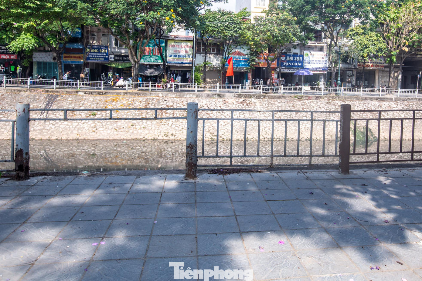 Các cột sắt đều xuống cấp nghiêm trọng. Các cột sắt đều xuống cấp nghiêm trọng.