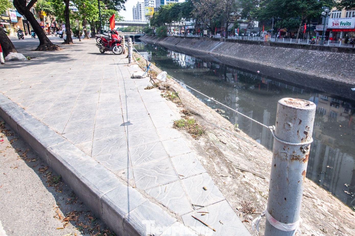 Người dân tự chăng dây cho phần lan can đã biến mất. Người dân tự chăng dây cho phần lan can đã biến mất.