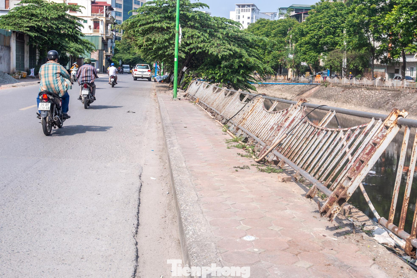 Phần lan can nghiêng đổ tại đoạn phố Trịnh Đình Cửu (quận Hoàng Mai) chạy dọc sông Lừ tiềm ẩn nguy hiểm rình rập người dân sinh sống, sinh hoạt tại khu vực trên. Phần lan can nghiêng đổ tại đoạn phố Trịnh Đình Cửu (quận Hoàng Mai) chạy dọc sông Lừ tiềm ẩn nguy hiểm rình rập người dân sinh sống, sinh hoạt tại khu vực trên.