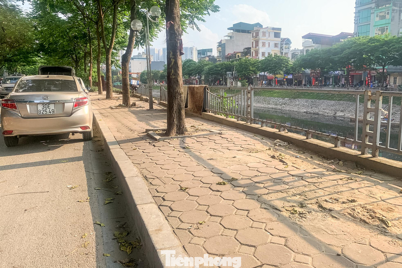 Những lan can xuống cấp còn được giữ lại chỉ được cố định tạm bợ. Những lan can xuống cấp còn được giữ lại chỉ được cố định tạm bợ.