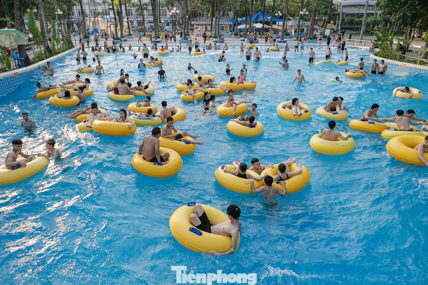 Người dân đổ về công viên nước thời điểm đông nhất vào sáng sớm hoặc chiều muộn.