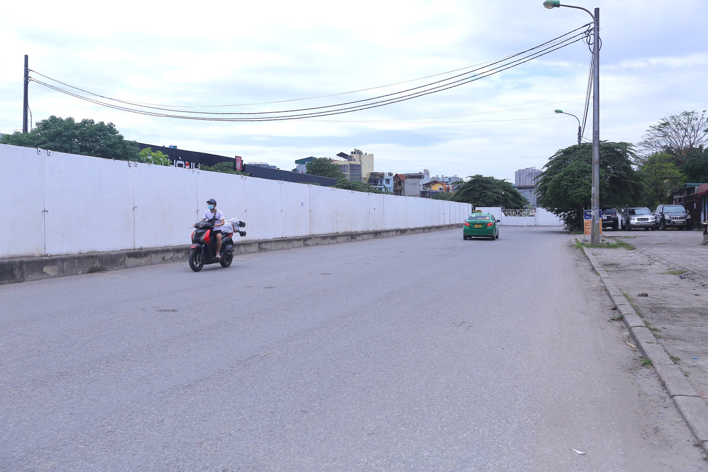 Thay vì quay đầu, nhiều phương tiện bất chấp đi ngược chiều trên đoạn đường này.