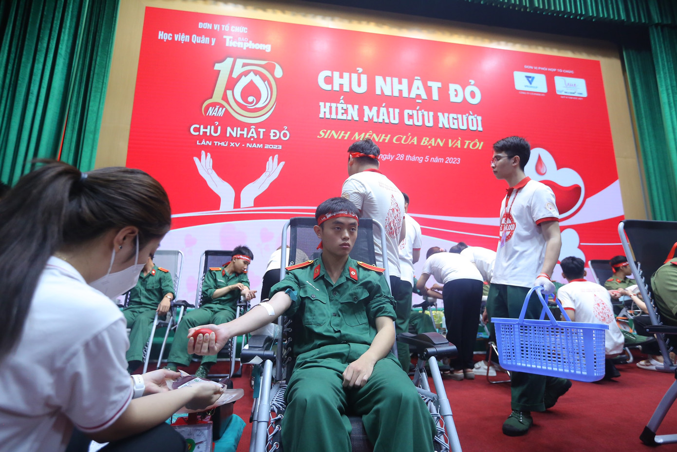 "Đây là lần đầu em tham gia hiến máu, em cảm thấy hơi lo lắng và hồi hộp nhưng để đóng góp một phần để cứu người nên em quyết định tham gia chương trình", bạn Nguyễn Thái Sơn, sinh viên năm nhất Học viện Quân y lần đầu tham gia hiến máu chia sẻ.