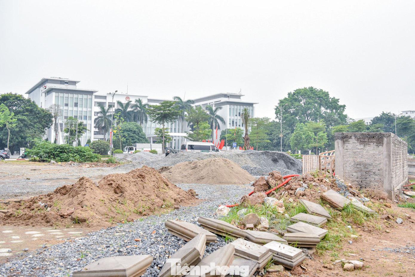 Nhiều khu vực vẫn ngổn ngang, nhếch nhác vật liệu, rác thải.