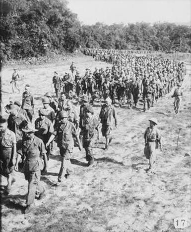 Tù binh Pháp ở Điện Biên Phủ được áp giải về tuyến sau. Kết thúc chiến dịch Điện Biên Phủ, quân và dân ta đã loại khỏi vòng chiến đấu 16.200 quân địch, thu toàn bộ vũ khí, trang bị quân sự, bắn rơi nhiều máy bay; xóa sổ hoàn toàn tập đoàn cứ điểm quân sự mạnh nhất Đông Dương của quân đội Pháp. Ảnh: Tư liệu TTXVN