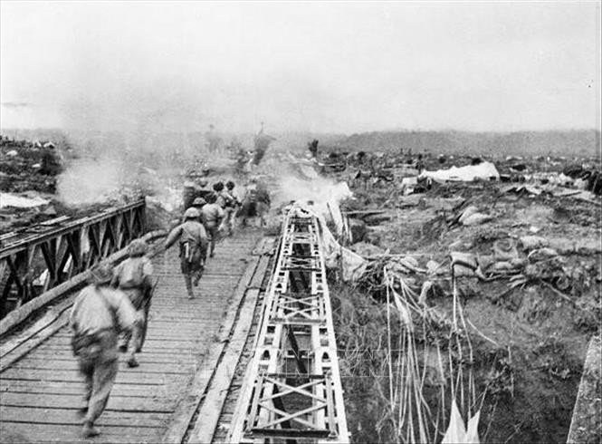Bộ đội ta vượt qua cầu Mường Thanh, tấn công vào Sở chỉ huy Tập đoàn cứ điểm Điện Biên Phủ, chiều 7/5/1954. Ảnh: Tư liệu TTXVN