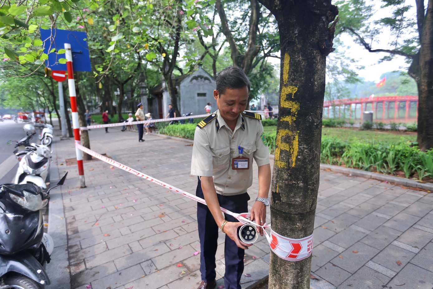 Lực lượng chức năng tiến hành rào khu vực thi công khu vực hồ Gươm đối diện ngã 3 Lò Sũ - Đinh Tiên Hoàng.