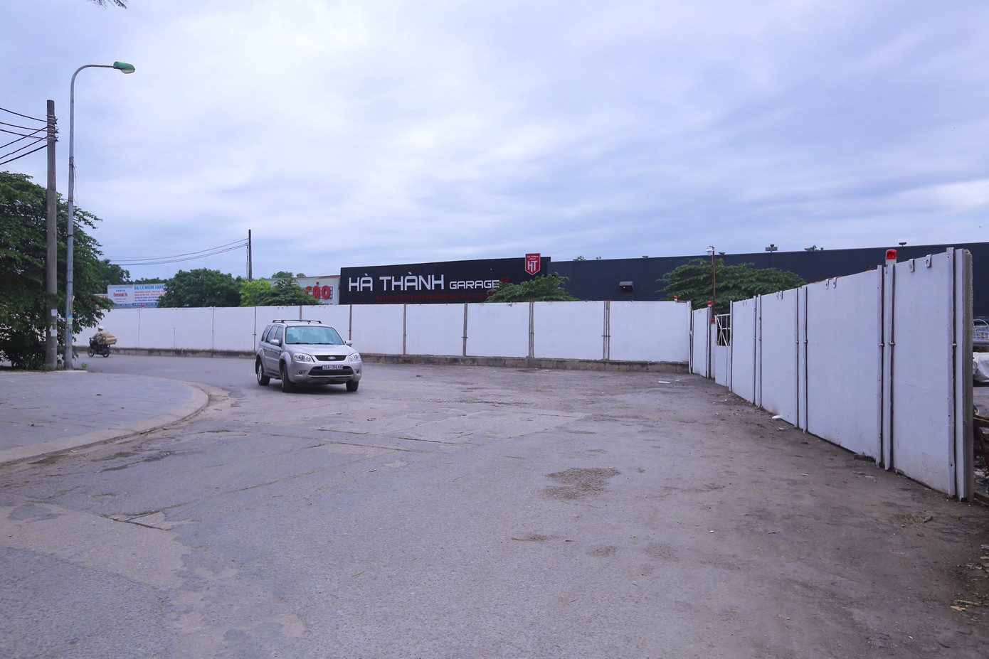 Hình ảnh đoạn cuối của tường rào dài hàng trăm mét ngăn đôi con đường.