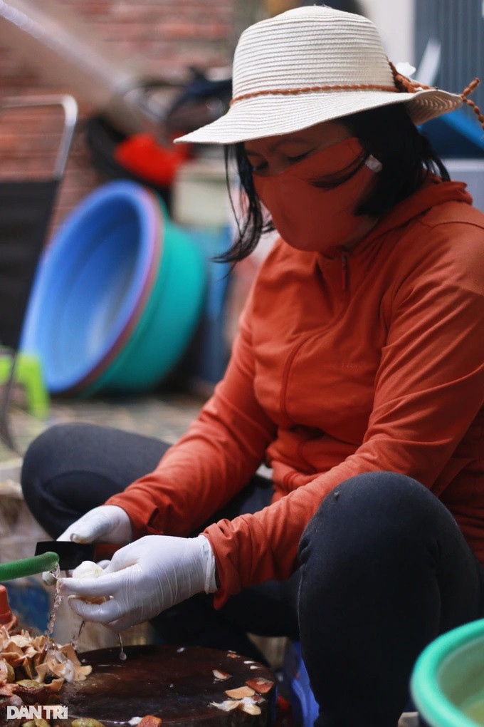 Cô Út cho biết bản thân có thu nhập tốt hơn nhờ gọt măng cụt hơn 1 tuần qua (Ảnh: Huy Hậu).