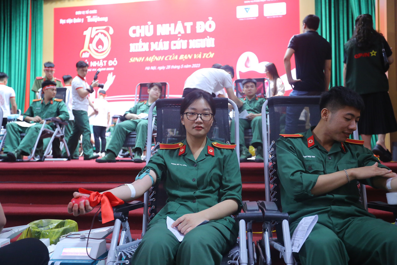 Bạn Dương Thị Thu Hằng lần đầu tham gia hiến máu.