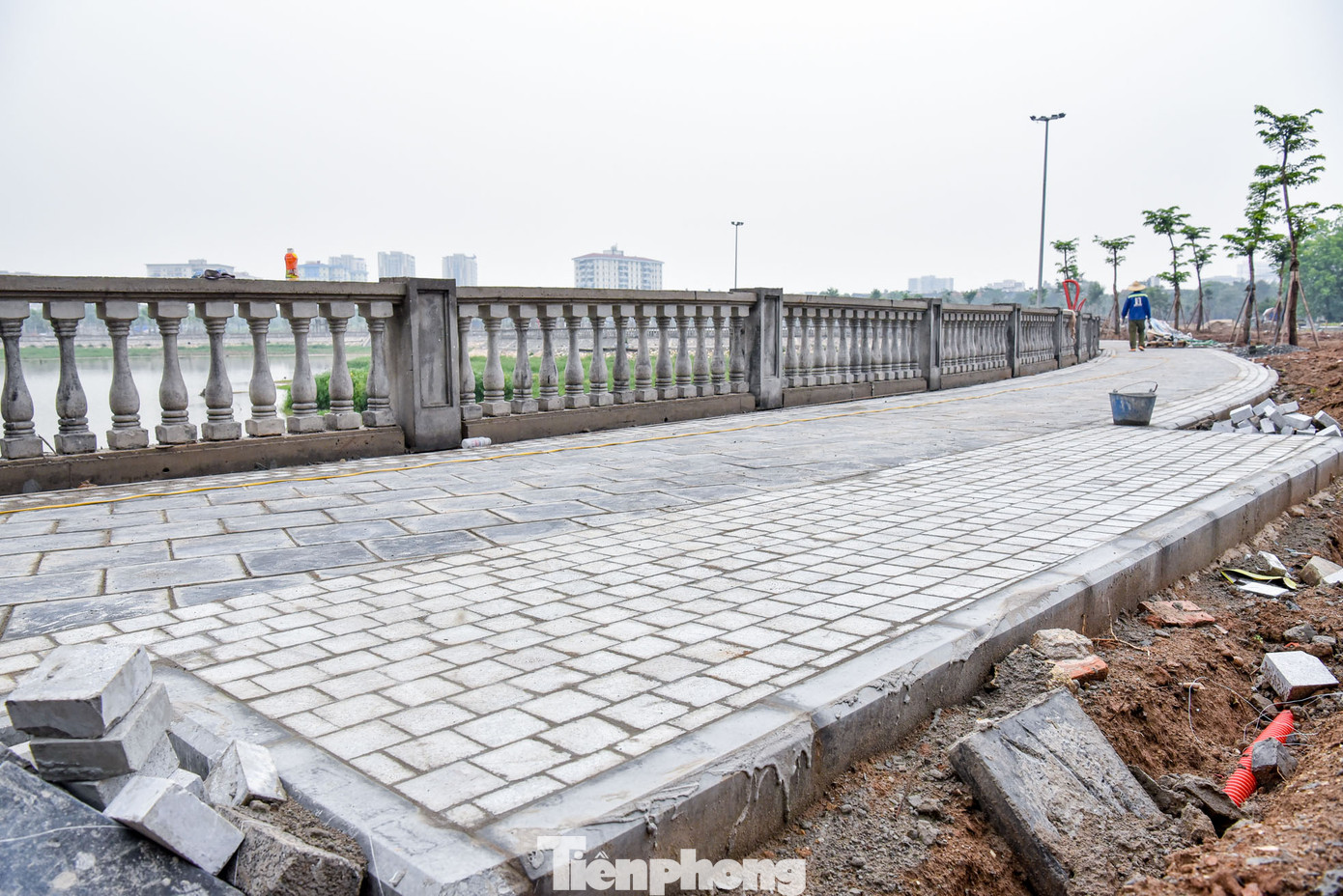 Phần vỉa hè được lát đá bền vững.