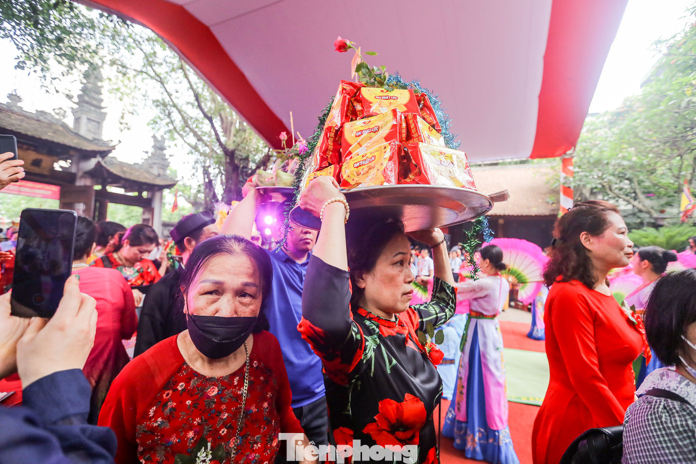 Sau màn sử thi, người dân và du khách tiến vào trong đền dâng lễ, dâng hương.