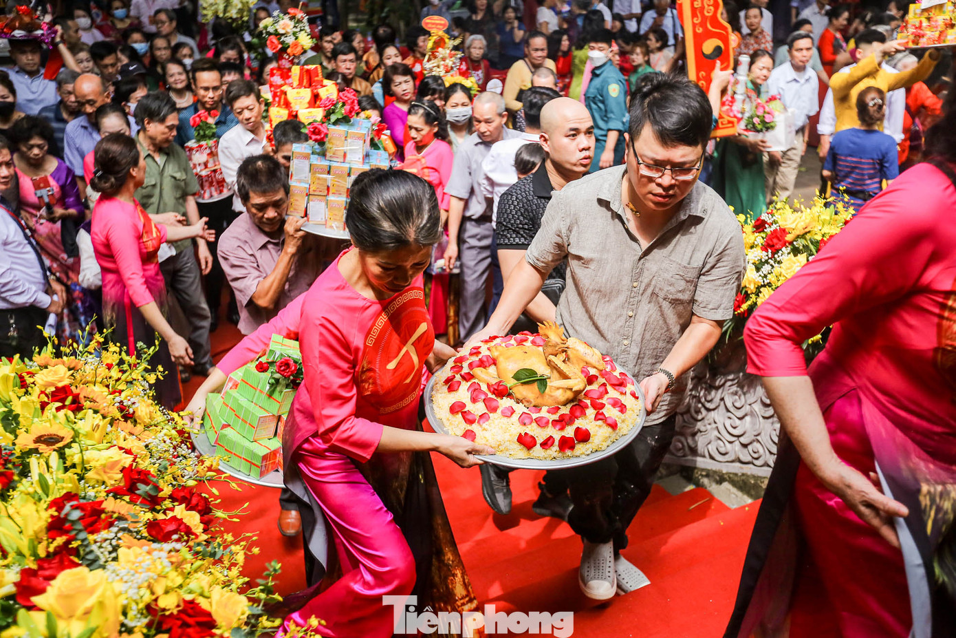 Lễ vật dâng cúng được chuẩn bị thịnh soạn trước khi dâng vào đền.