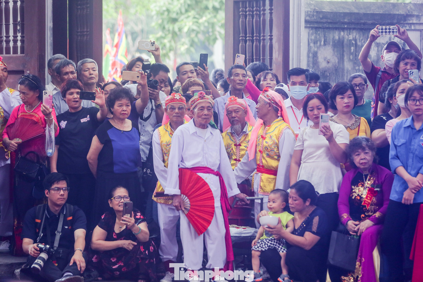 Đông đảo người dân, du khách đến tham dự lễ hội truyền thống đền Kim Liên.