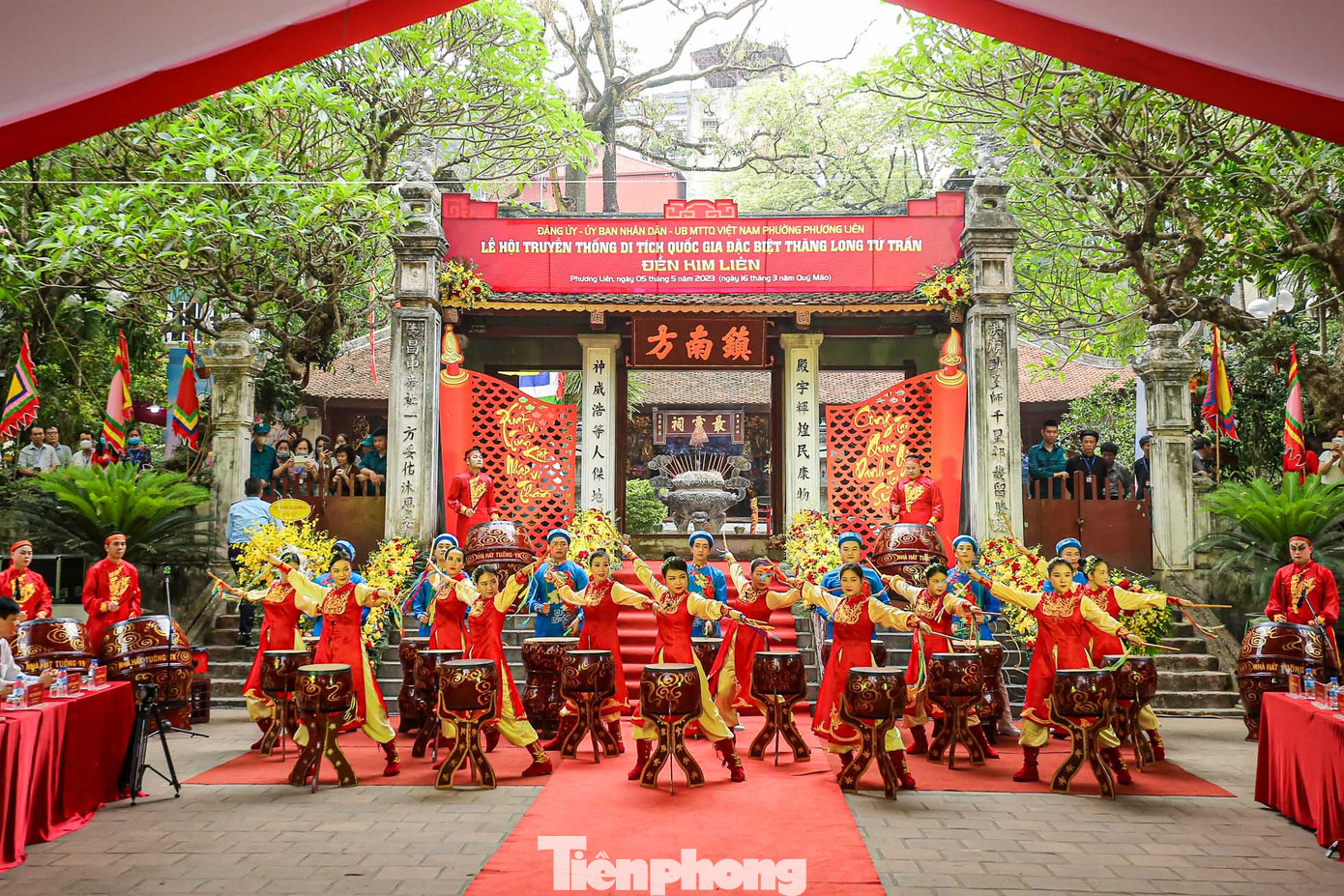 Tiết mục trống hội mở màn lễ hội truyền thống di tích Quốc gia đặc biệt Thăng Long tứ trấn - đền Kim Liên.