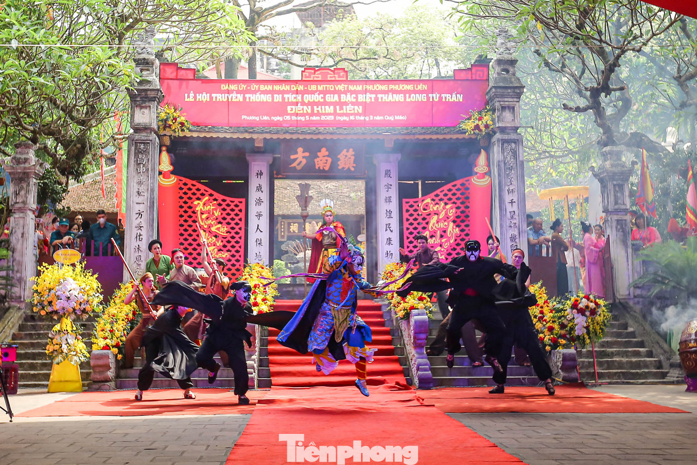 Màn sử thi về Thần tích Cao Sơn Đại Vương được diễn ra tại sân đền.