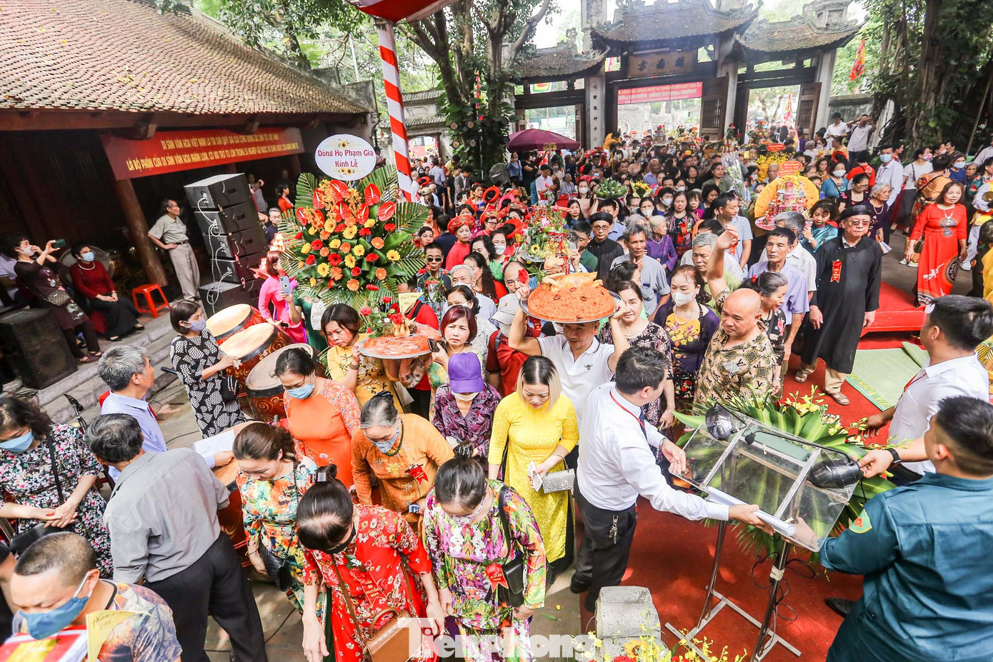 Lượng du khách đổ về quá đông khiến sân đình chật chội, không còn chỗ đứng.