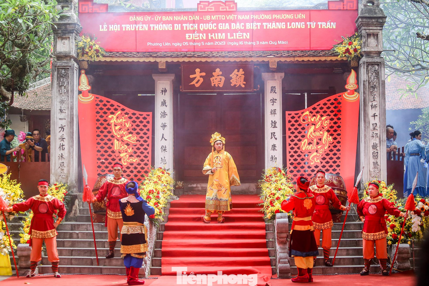 Năm 1508, vua Lê Tương Dực cho xây lại ngôi đền ở làng Kim Liên (cũ) ở phía nam kinh thành.