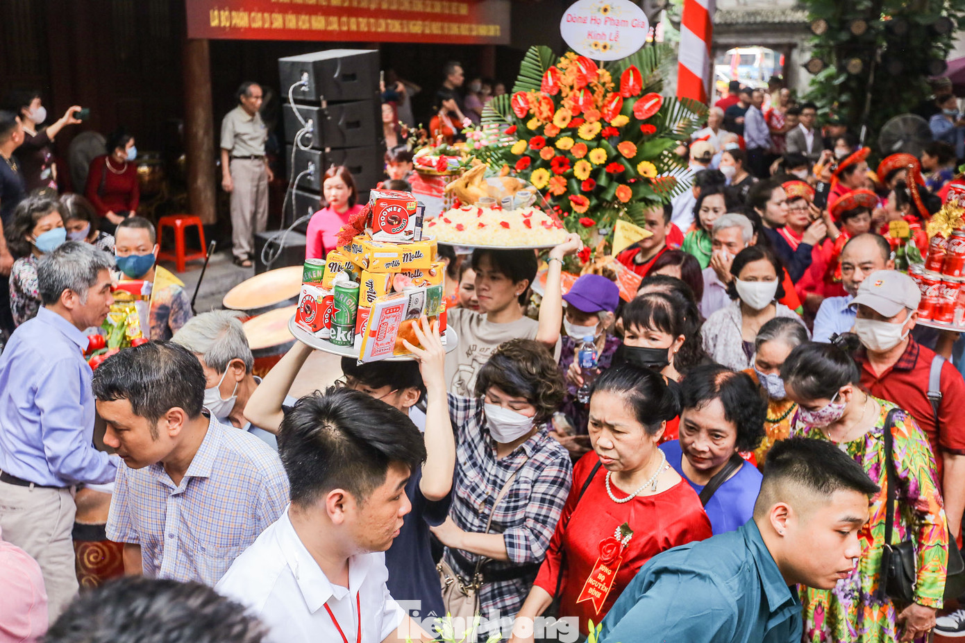 Lễ vật được du khách đội lên đầu, dâng vào bên trong.