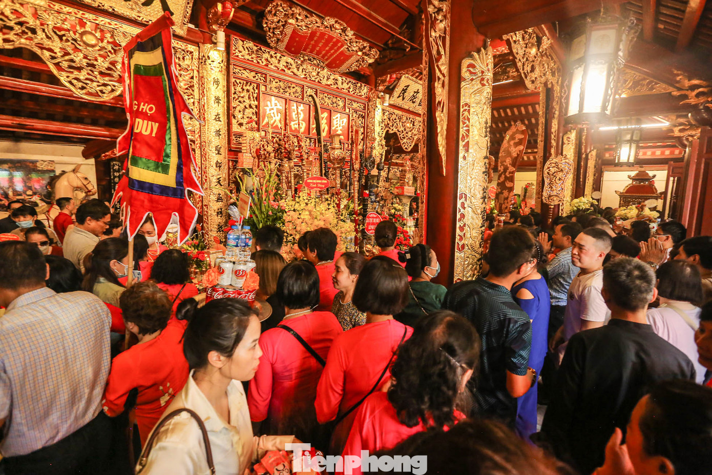 Bên trong đền chật kín người vào hành hương, chiêm bái.