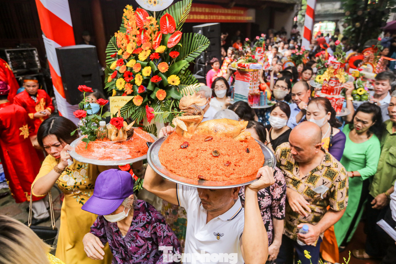 Đội mâm lễ lên đầu để có thể chen được vào bên trong đền.