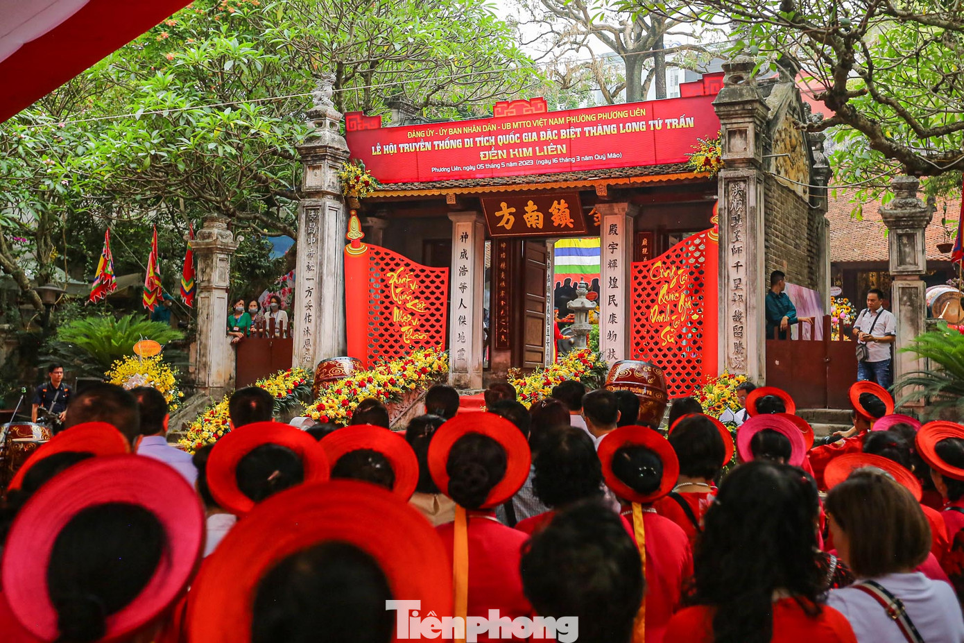 Từ sáng sớm nay (ngày 16/3 Âm lịch), sân đình đã chật kín người đổ về đền Kim Liên, một trong Tứ trấn Thăng Long xưa.