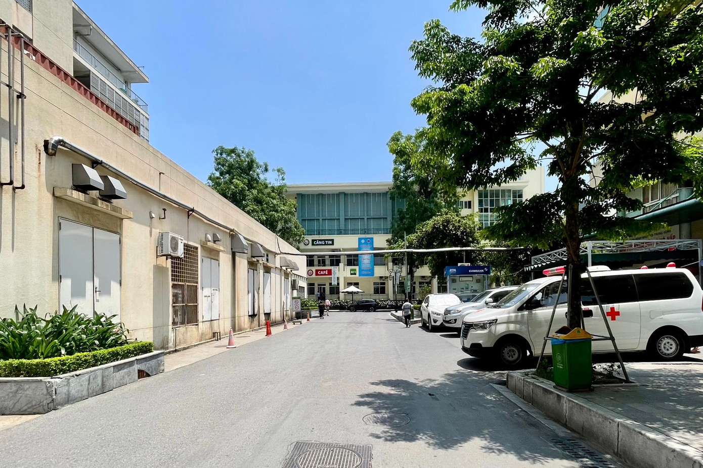 Nắng nóng gay gắt kéo dài diễn ra tại khu vực Hà Nội, nhiệt độ lên đến trên 38 độ C. Thời tiết khắc nhiệt khiến người dân hạn chế đi lại, tìm mọi cách để tránh nắng. Nắng nóng gay gắt kéo dài diễn ra tại khu vực Hà Nội, nhiệt độ lên đến trên 38 độ C. Thời tiết khắc nhiệt khiến người dân hạn chế đi lại, tìm mọi cách để tránh nắng.