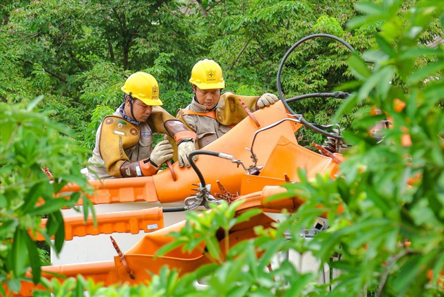Tăng cường áp dụng công nghệ sửa chữa điện nóng để hạn chế tối đa gián đoạn cung cấp điện. Ảnh: Thanh Trần. Tăng cường áp dụng công nghệ sửa chữa điện nóng để hạn chế tối đa gián đoạn cung cấp điện. Ảnh: Thanh Trần.