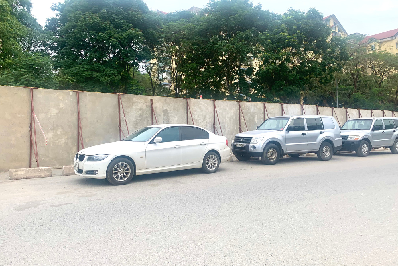 Ô tô đỗ xe ngay dưới lòng đường tại khu vực tường rào, đoạn giao cắt mới bị bịt lại.