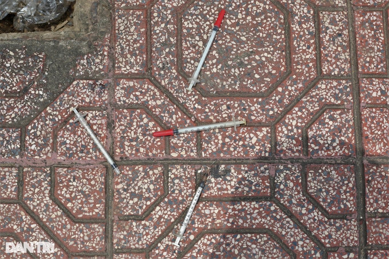 Nhiều kim tiêm còn lộ nguyên mũi (Ảnh: Hoàng Hướng). Nhiều kim tiêm còn lộ nguyên mũi (Ảnh: Hoàng Hướng).