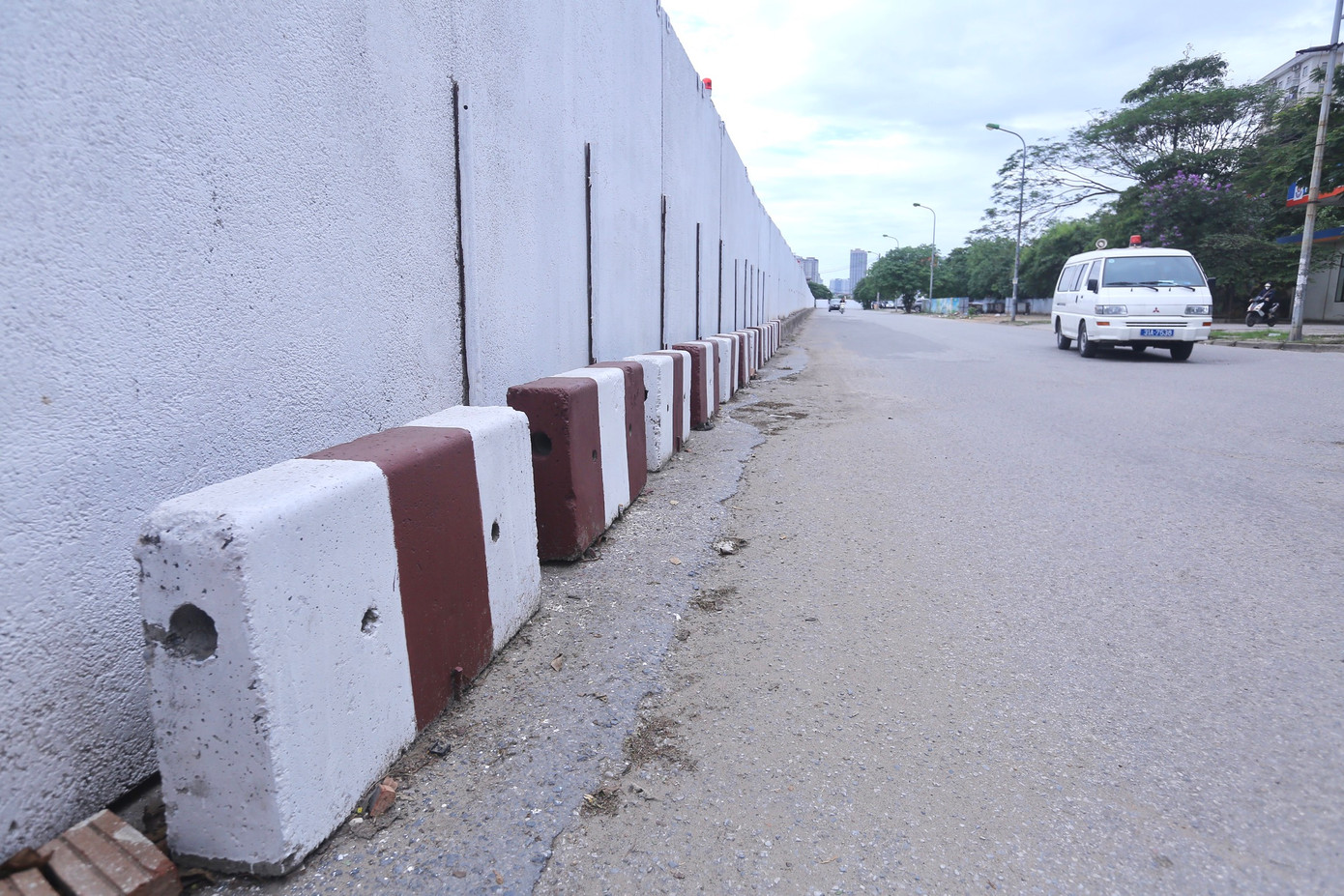 Ngoài tường bê tông, hàng rào chắc chắn được đặt để "bịt" đoạn nút giao trên đường này.