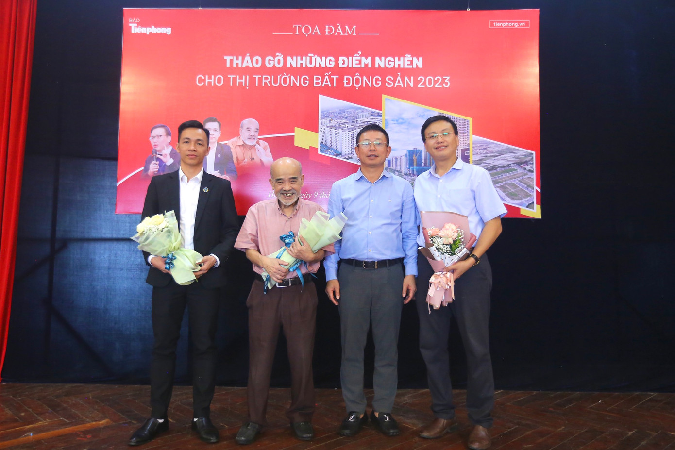 Các vị khách mời tham dự tọa đàm: “Tháo gỡ những điểm nghẽn cho thị trường bất động sản năm 2023” tại trụ sở Báo Tiền Phong - Ảnh: Duy Phạm